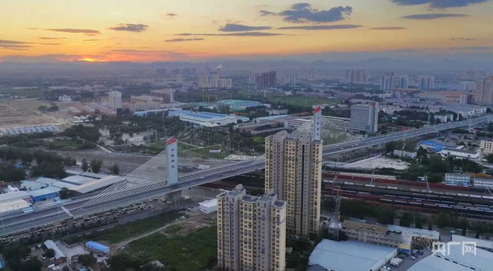保定乐凯大街高架桥横跨铁路线，与城市建筑相映成景（央广网发  保定市交通局供图）
