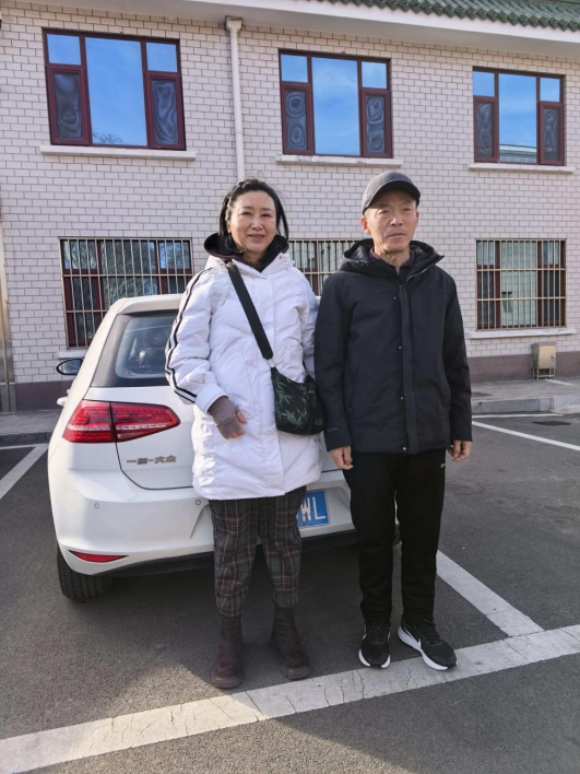 受帮助的老人夫妇