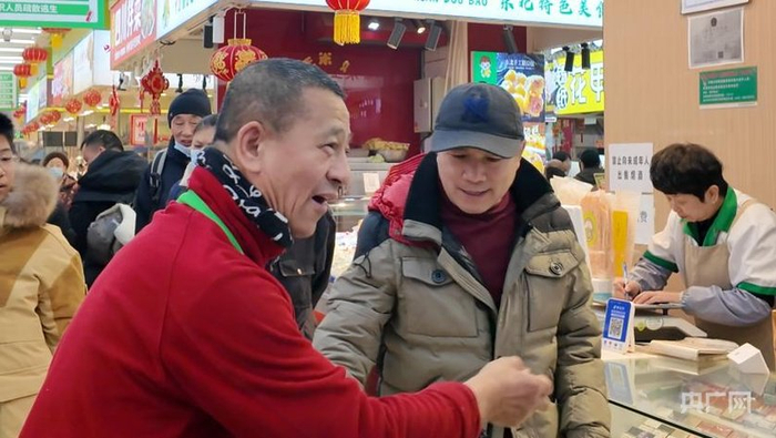 宋孝顺热情让顾客免费品尝大枣（央广网实习记者张若桐  摄）