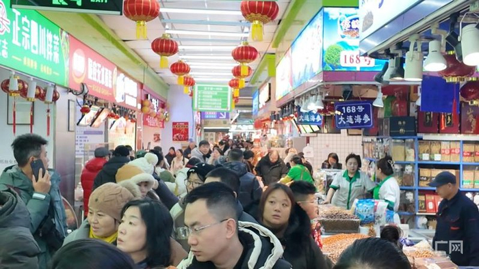 人声鼎沸的哈尔滨道里菜市场  （央广网实习记者张若桐  摄）