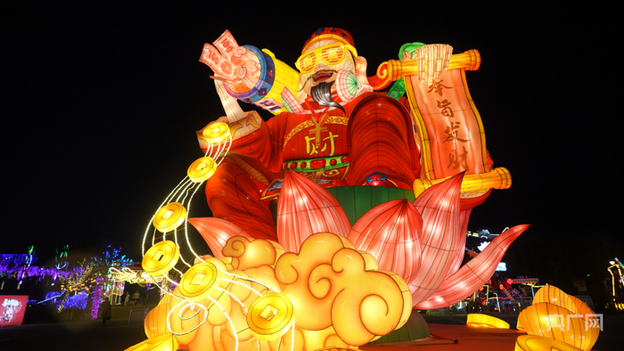 灯会现场的“财神灯”，引来众多游客喜爱（央广网见习记者  易博闻  摄）
