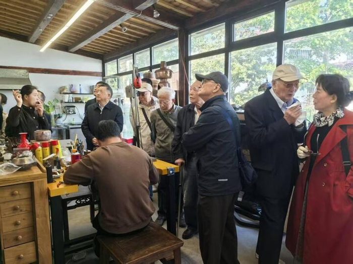 游客们参观响堂银壶工作室 南京江北新区文旅部门 供图