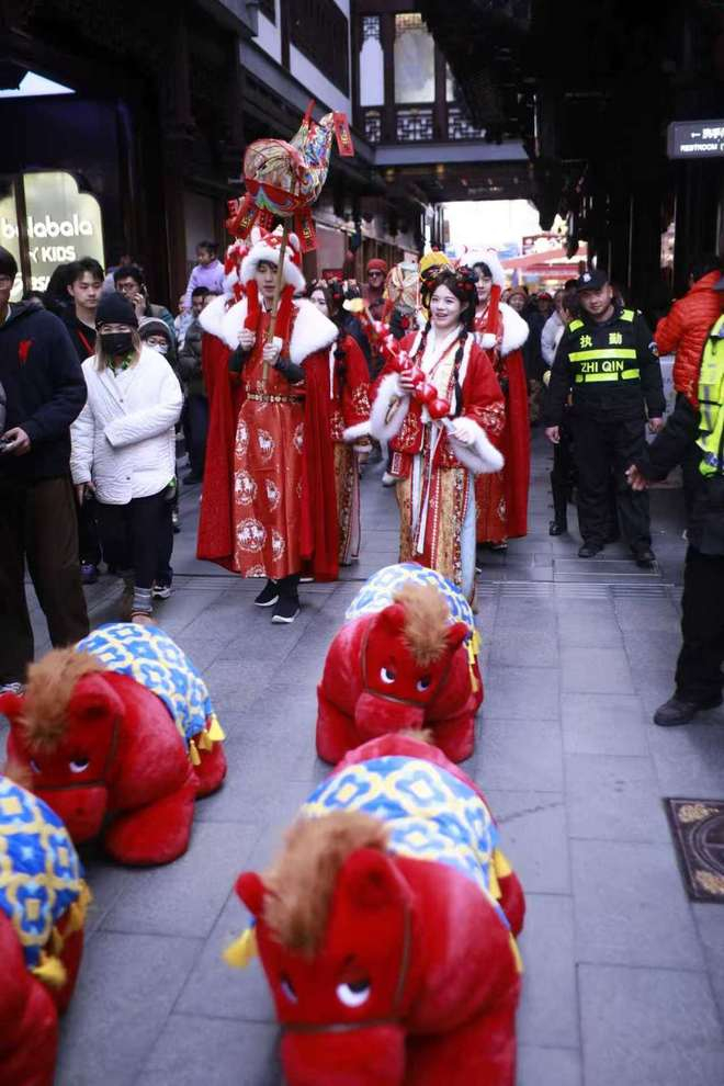 ▲豫园灯会出圈的“机器马”