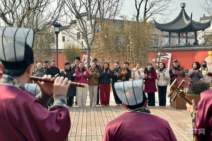 锣鼓声起，游客纷纷驻足（央广网记者  顾炀威  摄）