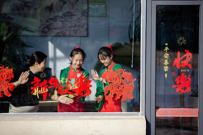 2月16日，山东省淄博市高青县花沟镇花东村农民贴窗花，到处洋溢着浓浓的新春年味。张维堂摄