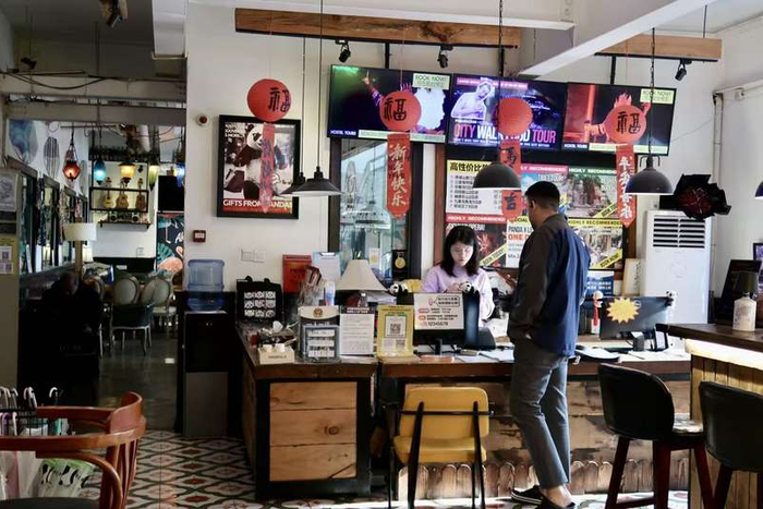  拖板鞋青年旅舍前台阿灵正在工作。新京报记者 吴淋姝 摄