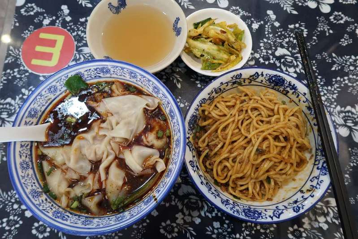 一两素椒杂酱面、一两红油抄手、一碟洗澡泡菜、一碗面汤。新京报记者 吴淋姝 摄