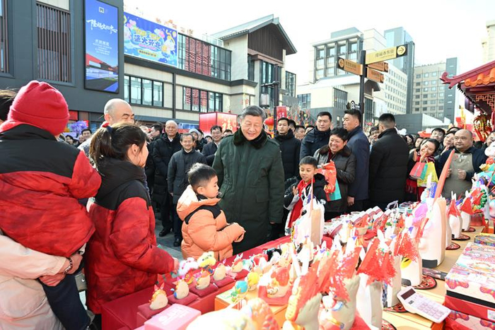△2026年2月10日，习近平总书记在北京东城区隆福寺街区新春市集考察时，同现场群众亲切交流。