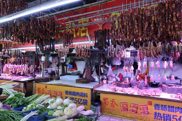红星农贸市场内的肉铺。新京报记者 吴淋姝 摄