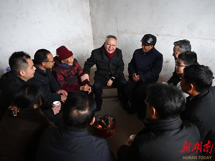 　2月17日，沈晓明走访慰问村民邱国荣一家。