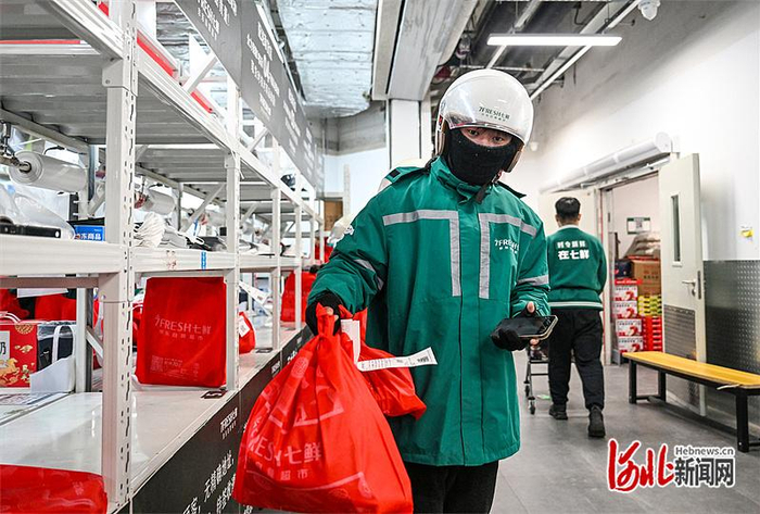 2月16日，京东七鲜卫星小店，张宇航准备配送订单。河北日报记者 李东宇摄