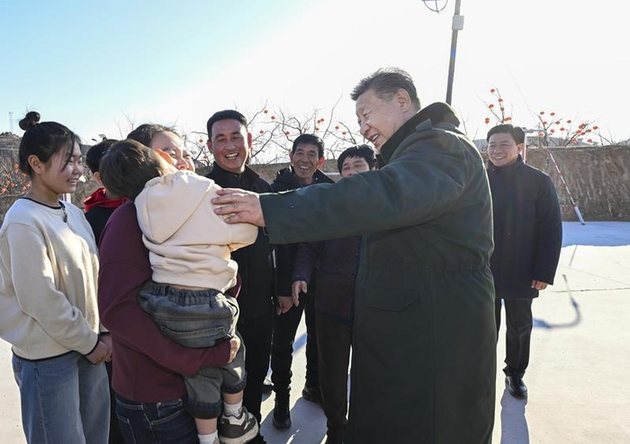 △2025年1月22日，习近平总书记在辽宁葫芦岛市绥中县明水满族乡祝家沟村考察时，同村民们亲切交流。