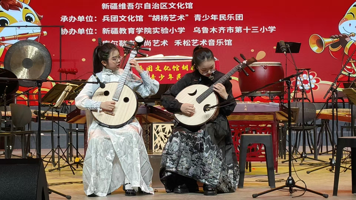 中阮二重奏表演《火把节之夜》 梁艳 摄