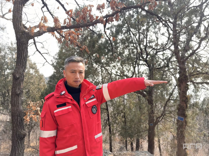 瞭望员田军向记者讲述山林情况，介绍火情监测的重点区域（央广网发  张雨萱摄）