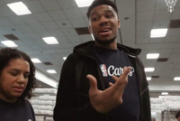 妻子就在身旁！字母哥：帮助小宝宝让我想生更多小宝宝🍼