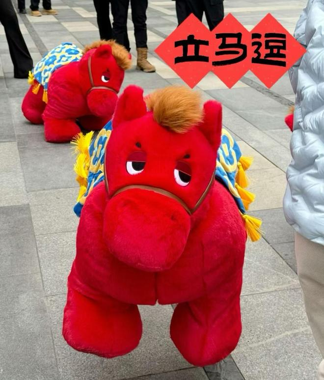 ▲上海豫园灯会出圈的“机器马”