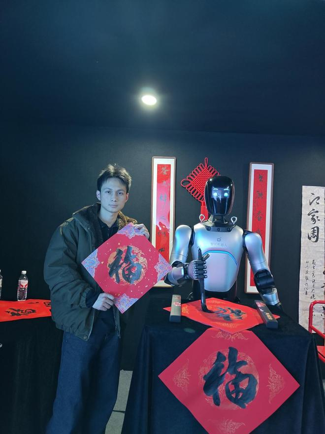 ▲受访者与机器人合影