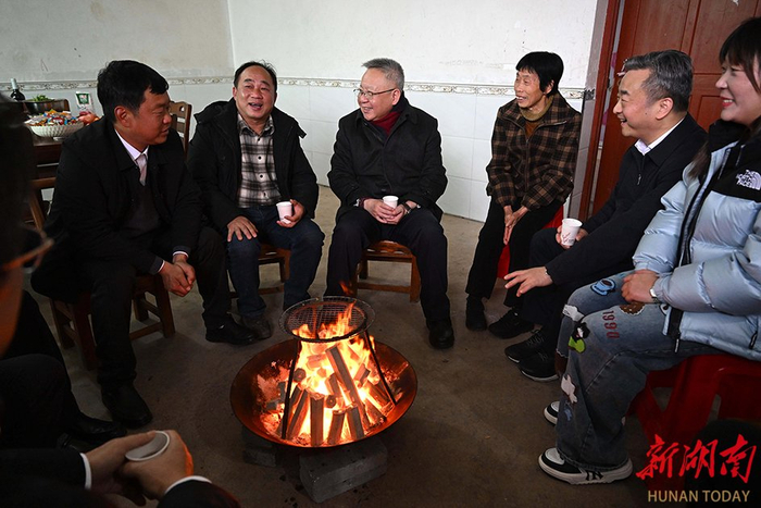 　2月17日，沈晓明走访慰问村民邱孟双一家。