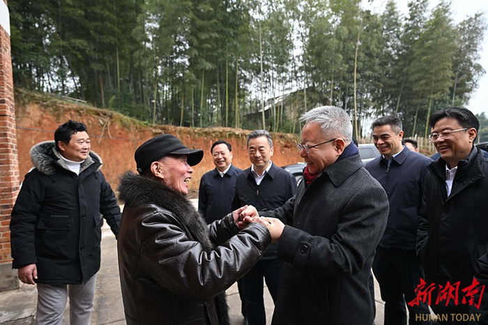 　2月17日，沈晓明走访慰问村民熊荣华一家。