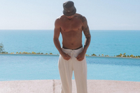 没进全明星只能改度假！小波特海边度假 赤膊出镜好身材肉眼可见