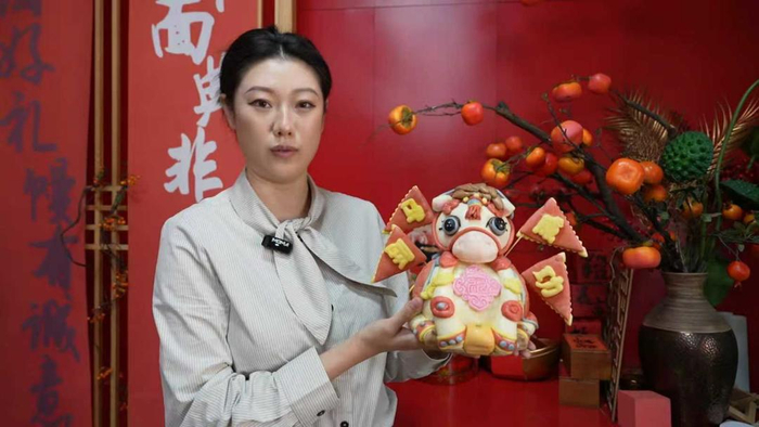 马昱展示“午马将军”花饽饽