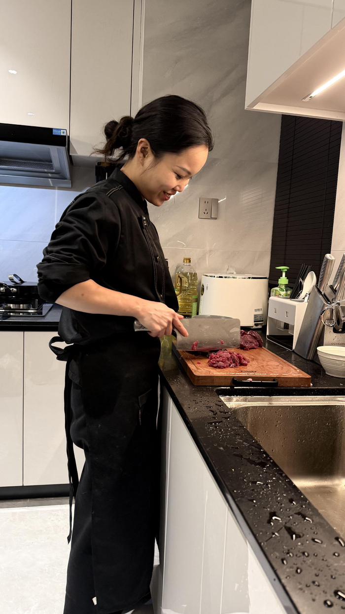 除夕这天，在客户家备菜的曾恋。受访者供图