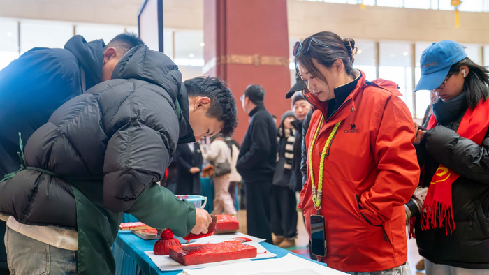 2月17日，市民游客在西藏博物馆木刻印刷体验区排长队领取木刻印刷的吉祥图案。记者 欧珠次仁 摄