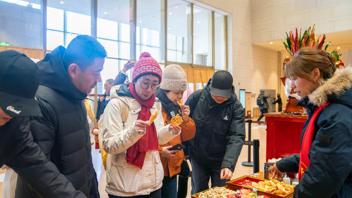 2月17日，市民游客在西藏博物馆品尝藏族特色美食“卡塞”（油炸面食）。记者 欧珠次仁 摄
