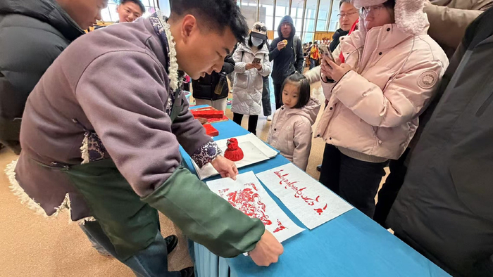 2月17日，市民游客在西藏博物馆木刻印刷体验区打卡。记者 平措诺吉 摄