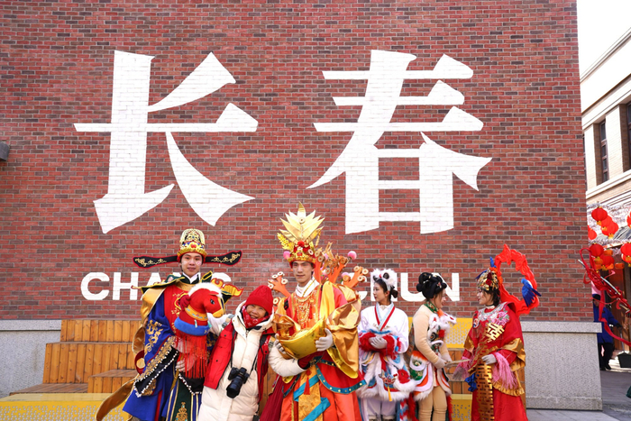 市民游客与“财神”合影（央广网记者  郭明彤  摄）