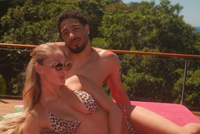 郎才女貌！哈利未婚妻晒照：和宝贝在一起的小岛时光！