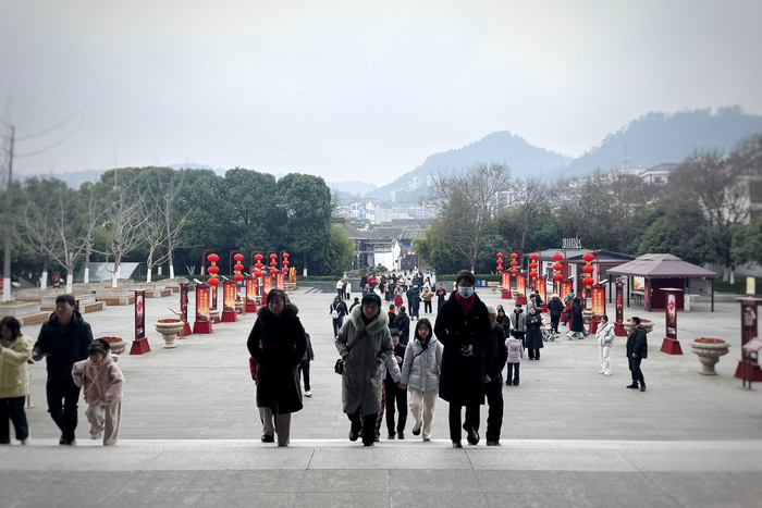 观众正有序前往纪念馆，准备入馆参观