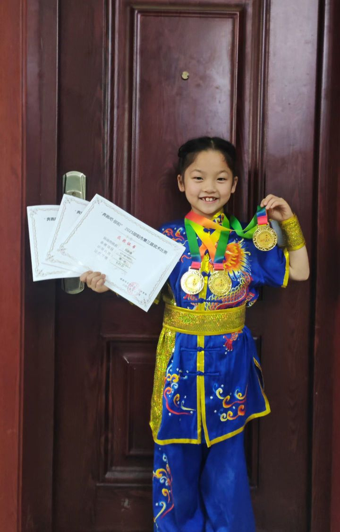 △孙彬婕在2025年邵阳市第三届武术比赛暨湖南省第十五届运动会选拔赛中拿下金牌。
