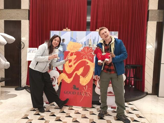 萨比诺·桑托列洛和妻子比阿特丽斯在酒店大堂马年装置前留影。 李宝花 摄