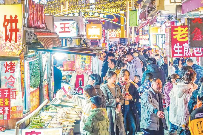 2月14日，宿迁市宿城区古城街道“寻味宿迁·不夜街”特色街区灯火璀璨。 陈少帅 摄 （视觉江苏网供图）