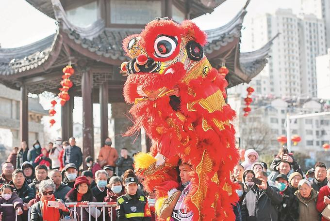 2月17日，民间艺人在淮安市清江浦区里运河文化长廊进行舞狮舞龙表演。 贺敬华 摄