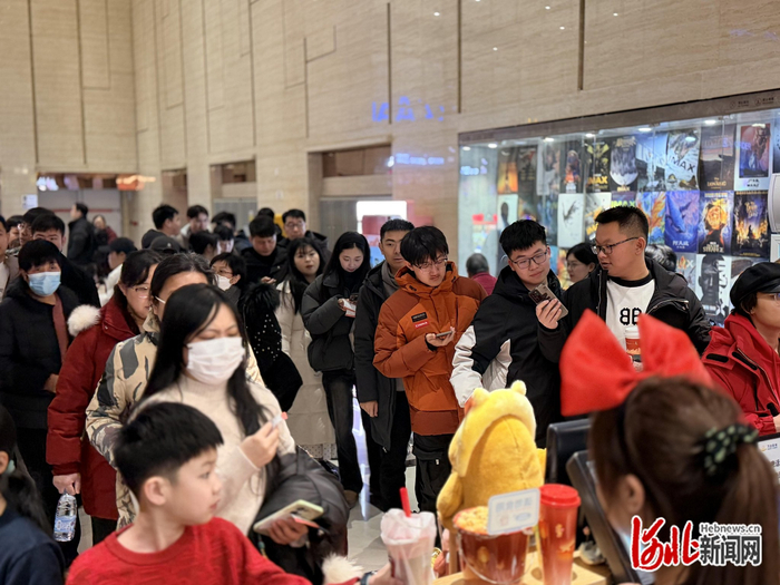 唐山万达影城观影游客排队检票