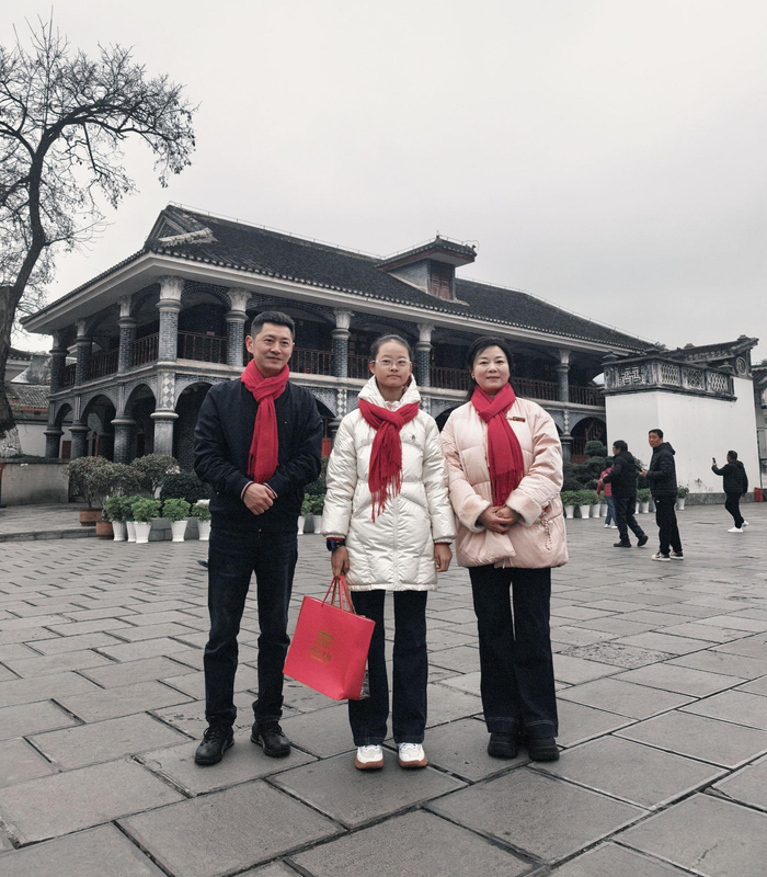 杨先生一家领取到首份纪念礼包