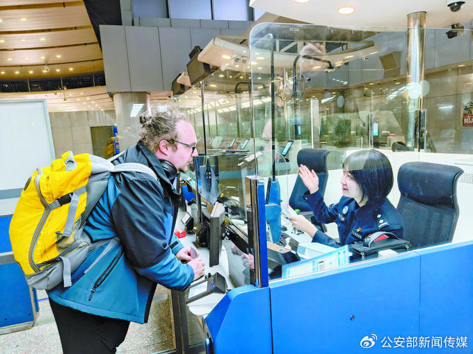 北京出入境边防检查总站“春语”多语种服务组民警向外籍旅客宣讲出入境政策。（北京出入境边防检查总站供图）​