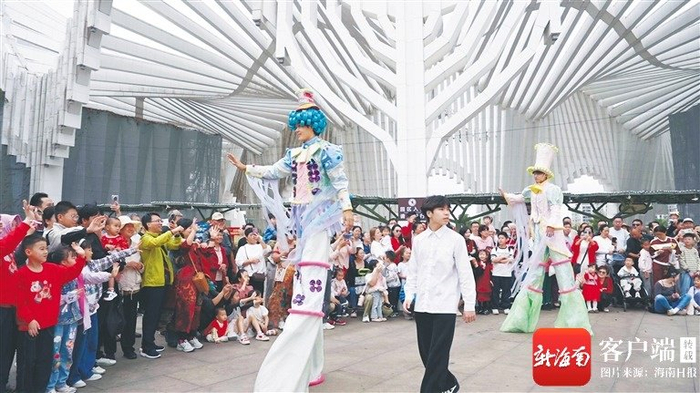 2月17日，海南长影奇幻乐园举办首届国潮非遗庙会。景区供图