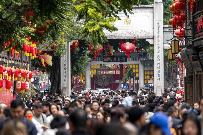 2月17日，众多市民游客来到福州三坊七巷参观游玩。新华社记者 魏培全 摄