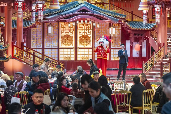2月16日，人们在安徽省芜湖市繁昌区繁阳镇一家酒店内吃年夜饭。新华社发（肖本祥 摄）