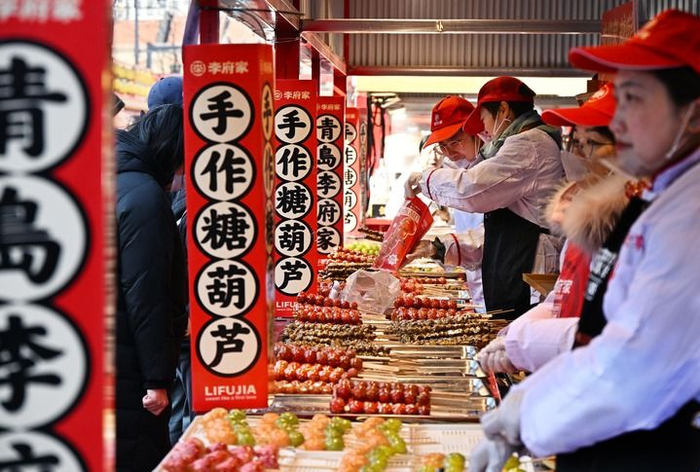 2月17日，商家在年货市集上销售糖球。新华社记者 李紫恒 摄