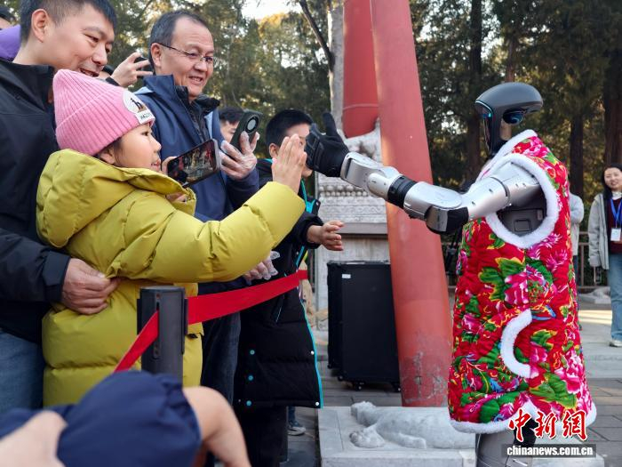 北京景山公园新春游园活动上，观众和机器人互动。公园供图