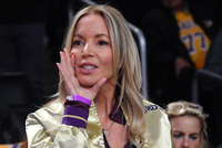 珍妮：出售球队对我们兄妹来说酸甜参半 但这是最好的决定