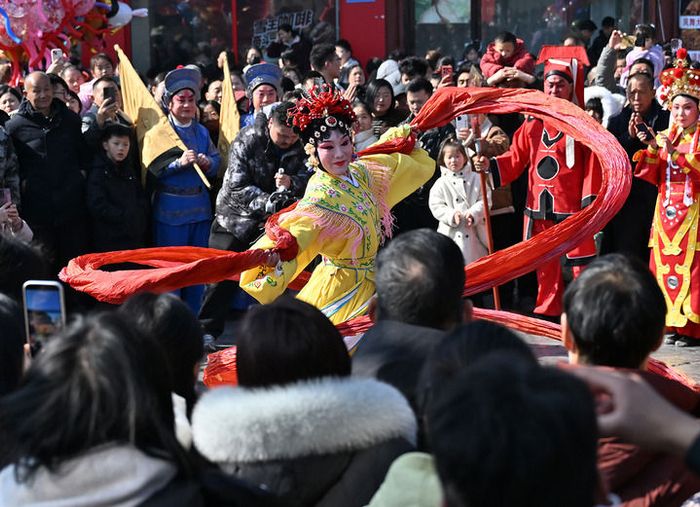 2月17日，人们在河南商丘古城观看民俗表演。新华社发（李恒 摄）