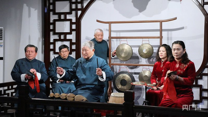 十锦细锣鼓演奏团队（央广网实习记者  季浩  摄）