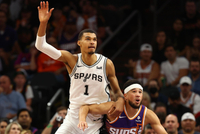 布克谈文班：我非常尊重他 对像他这样打球的球员充满敬意