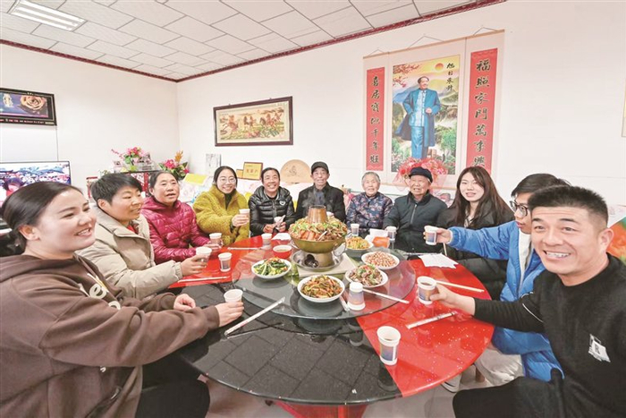 薛庄村村民张维兴一家四世同堂的年夜饭。