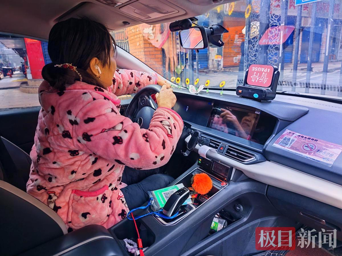 出车前李少云都会做清洁